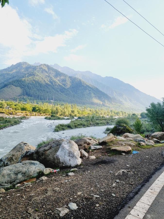 White Water Resorts Pahalgām Eksteriør bilde